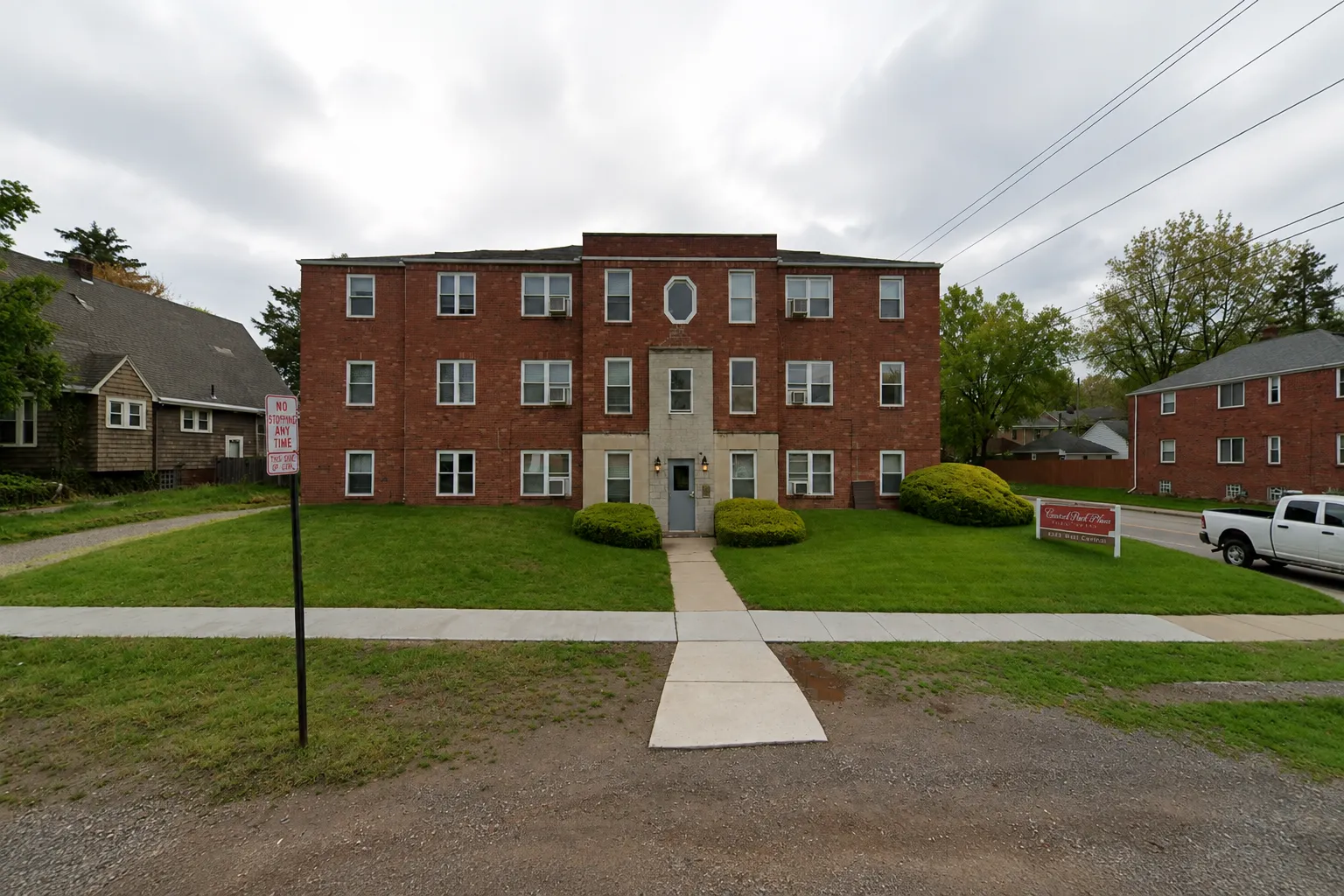 Exterior of Central Park Place Apartments, a three-story brick building in Toledo, OH